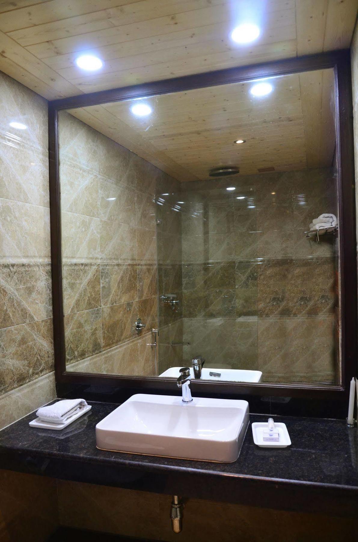 Hotel Manali Heights Bagian luar foto